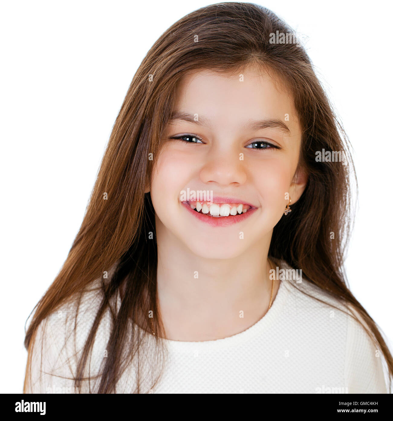 Portrait d'une charmante petite fille smiling at camera, isolé sur fond blanc Banque D'Images