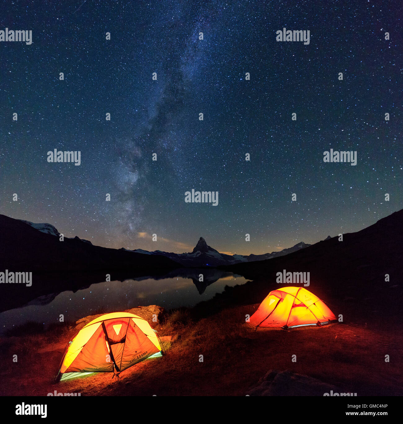 Camping sous les étoiles et Milky Way avec Cervin reflète dans le lac Stellisee Zermatt Canton du Valais Suisse Europe Banque D'Images