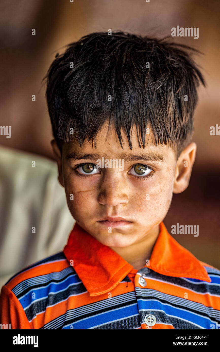 Petit garçon pakistanais dans une maison de thé au bord de la route Karakoram entre Gilgit et à Islamabad Banque D'Images