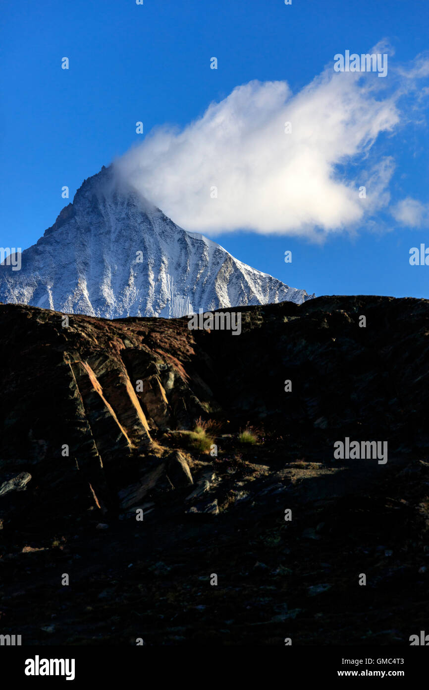 Nuages sur le pic enneigé du Weisshorn Zermatt Canton du Valais Alpes Pennines Suisse Europe Banque D'Images