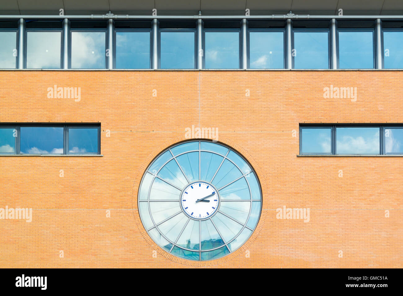 Détail de la façade avant avec l'horloge de gare à Hilversum, Pays-Bas Banque D'Images