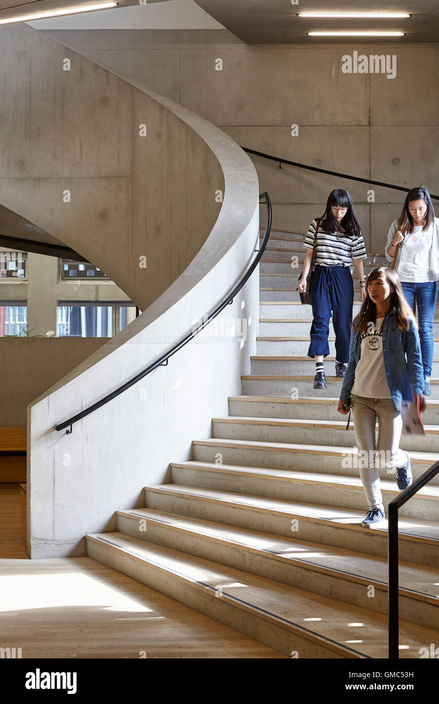 Trois femme descendre la spirale escalier en béton. Maison de l'interrupteur à la Tate Modern de Londres, Royaume-Uni. Architecte : Herzog & de Meuron, 2016. Banque D'Images