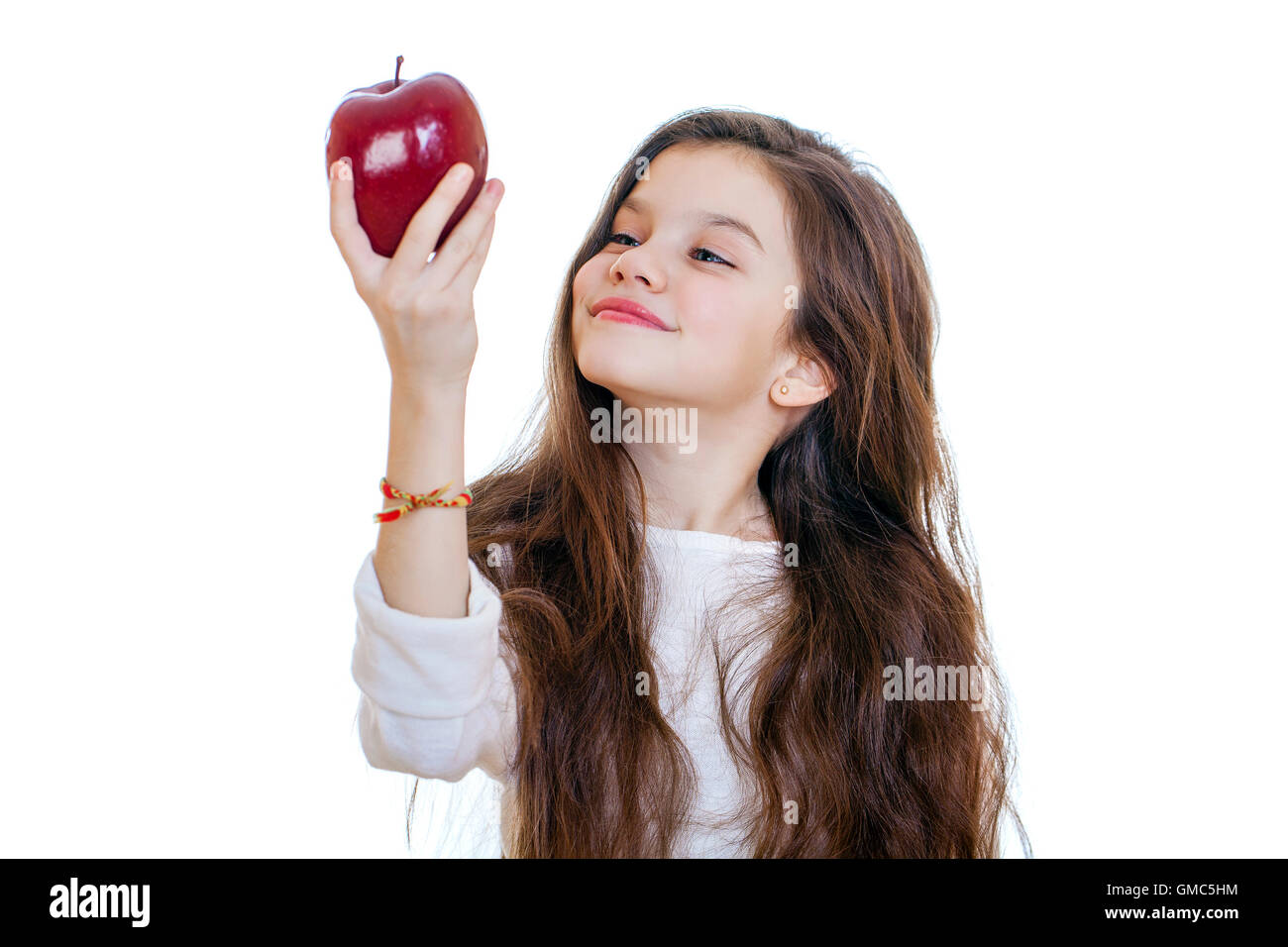 Portrait d'une belle petite fille tenant une pomme rouge, isolé sur fond blanc Banque D'Images