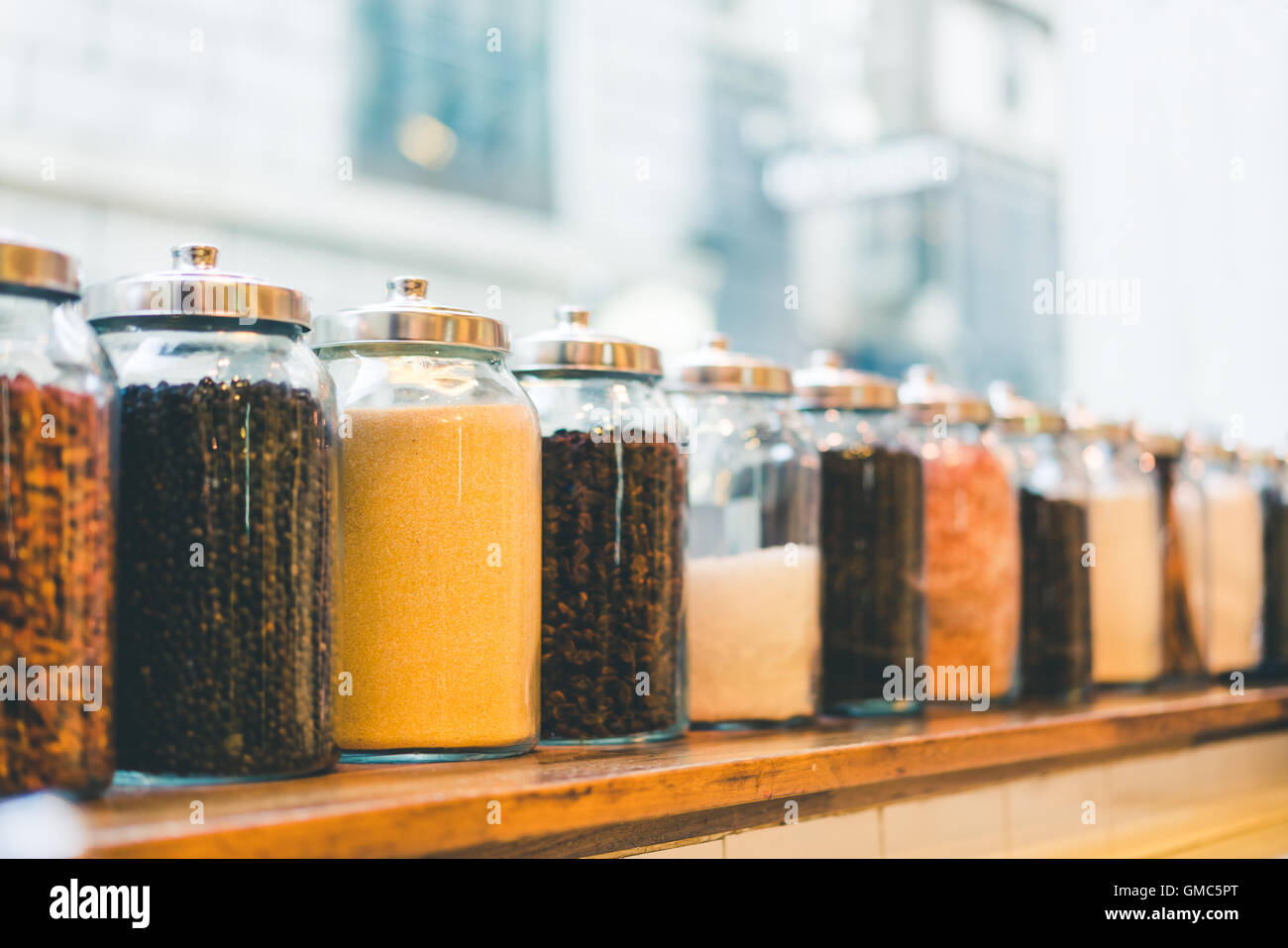 Bols de café en grains, du café instantané, de sucre, et les ingrédients dans ton vintage, effet de profondeur de champ, avec copie espace Banque D'Images