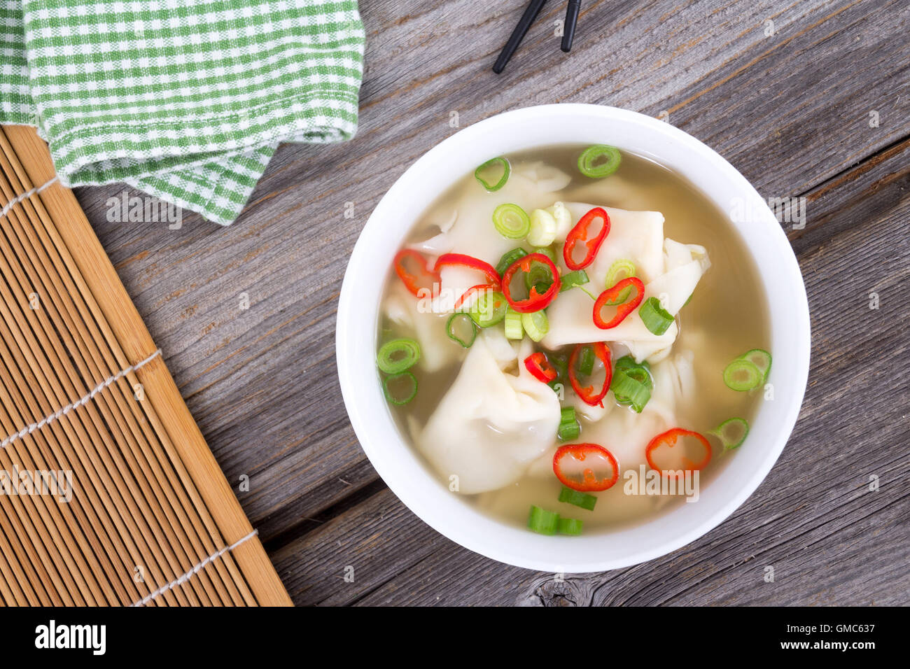 Soupe Asiatique raviolis Wonton avec l'oignon vert et poivre thaï Banque D'Images