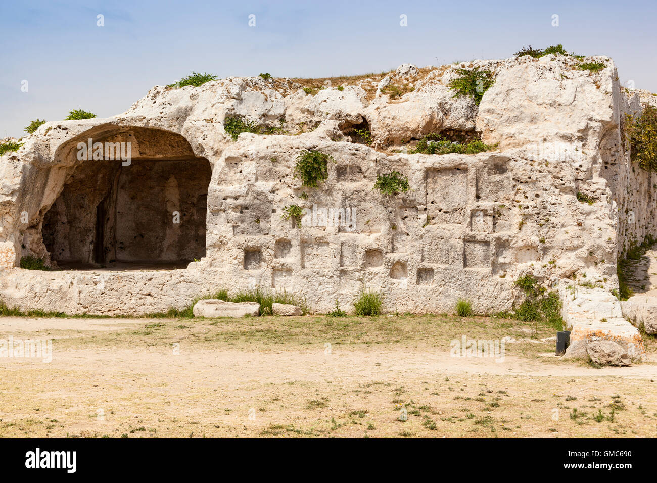 Niches de mur près de Théâtre Grec, Parc archéologique de Neapolis, Syracuse, Sicile, Italie Banque D'Images