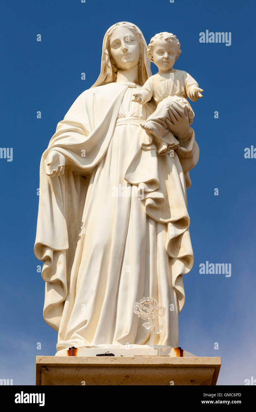 Statue de Marie portant l'enfant Jésus, Punta Secca, Donnalucata, Sicile, Italie Banque D'Images