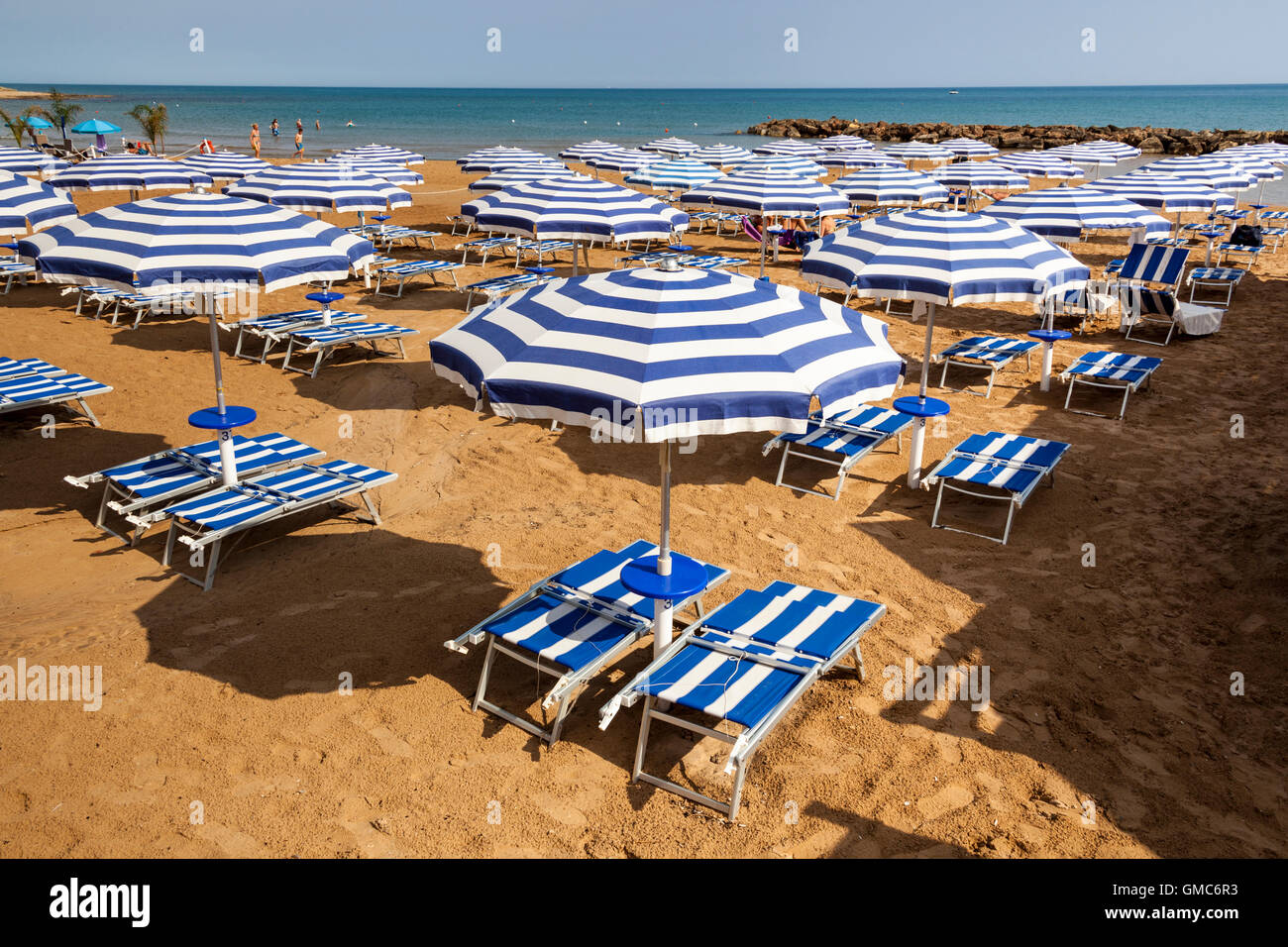 Parasols et transats sur la plage, à Marina di Ragusa, Sicile, Italie Banque D'Images