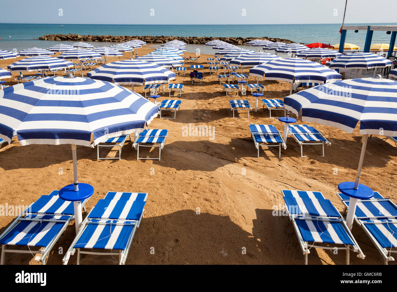 Parasols et transats sur la plage, à Marina di Ragusa, Sicile, Italie Banque D'Images