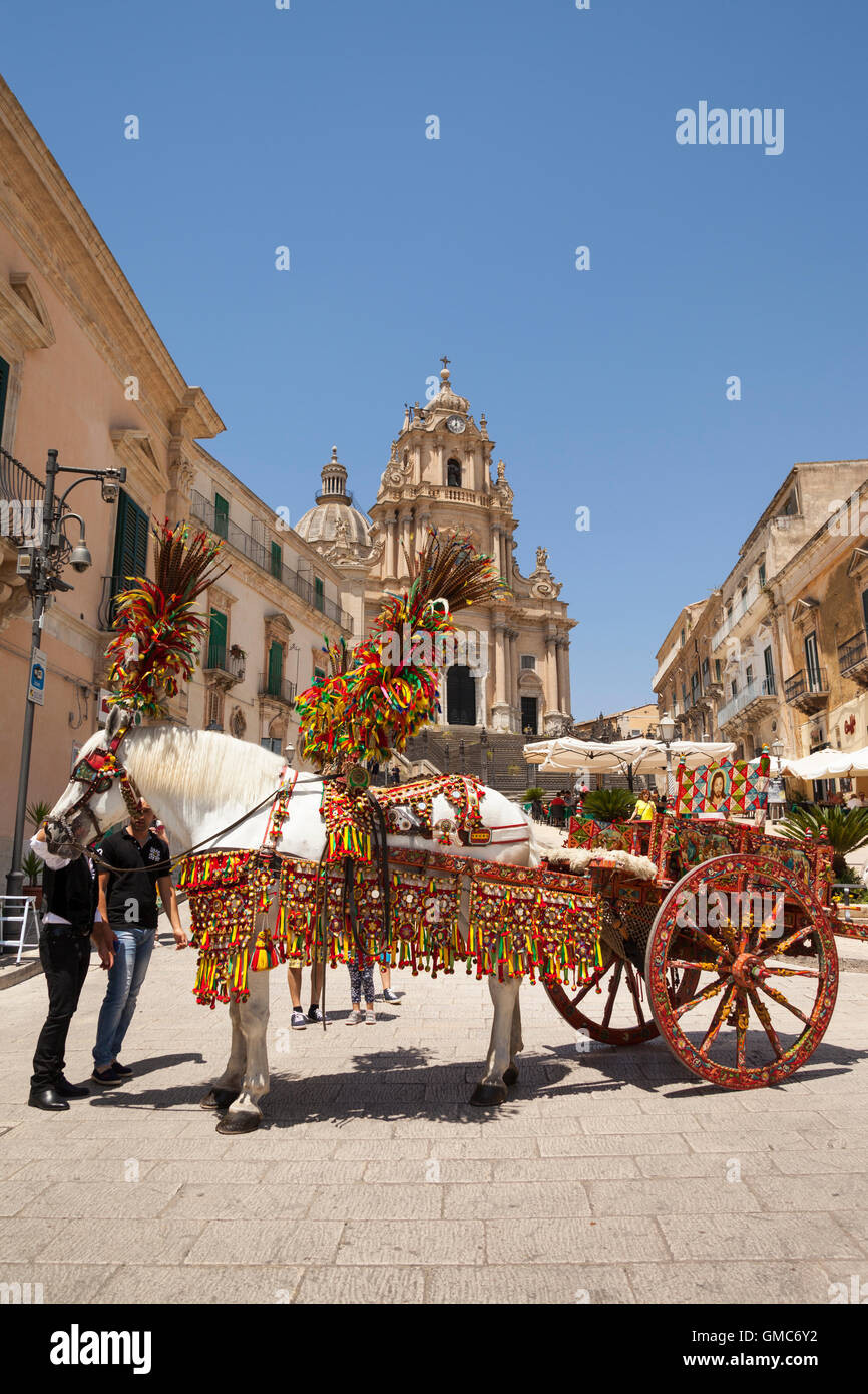 Cheval et chariot, Duomo de San Giorgio, Via 25 Aprile, Ragusa Ibla, Siracusa, Sicile, Italie Banque D'Images