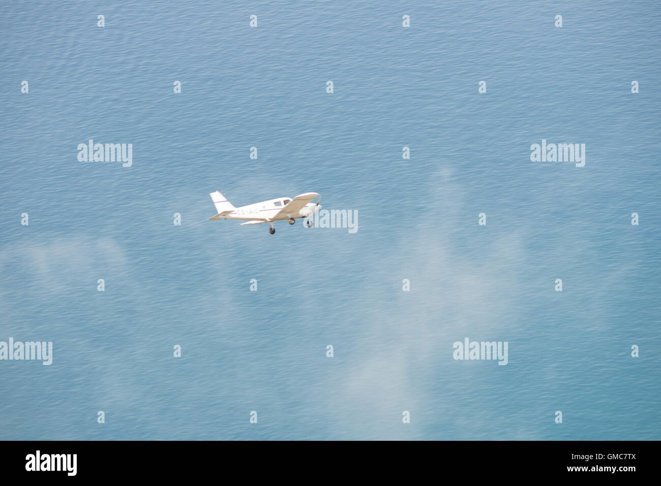 Madère, un avion au-dessus de la mer Banque D'Images