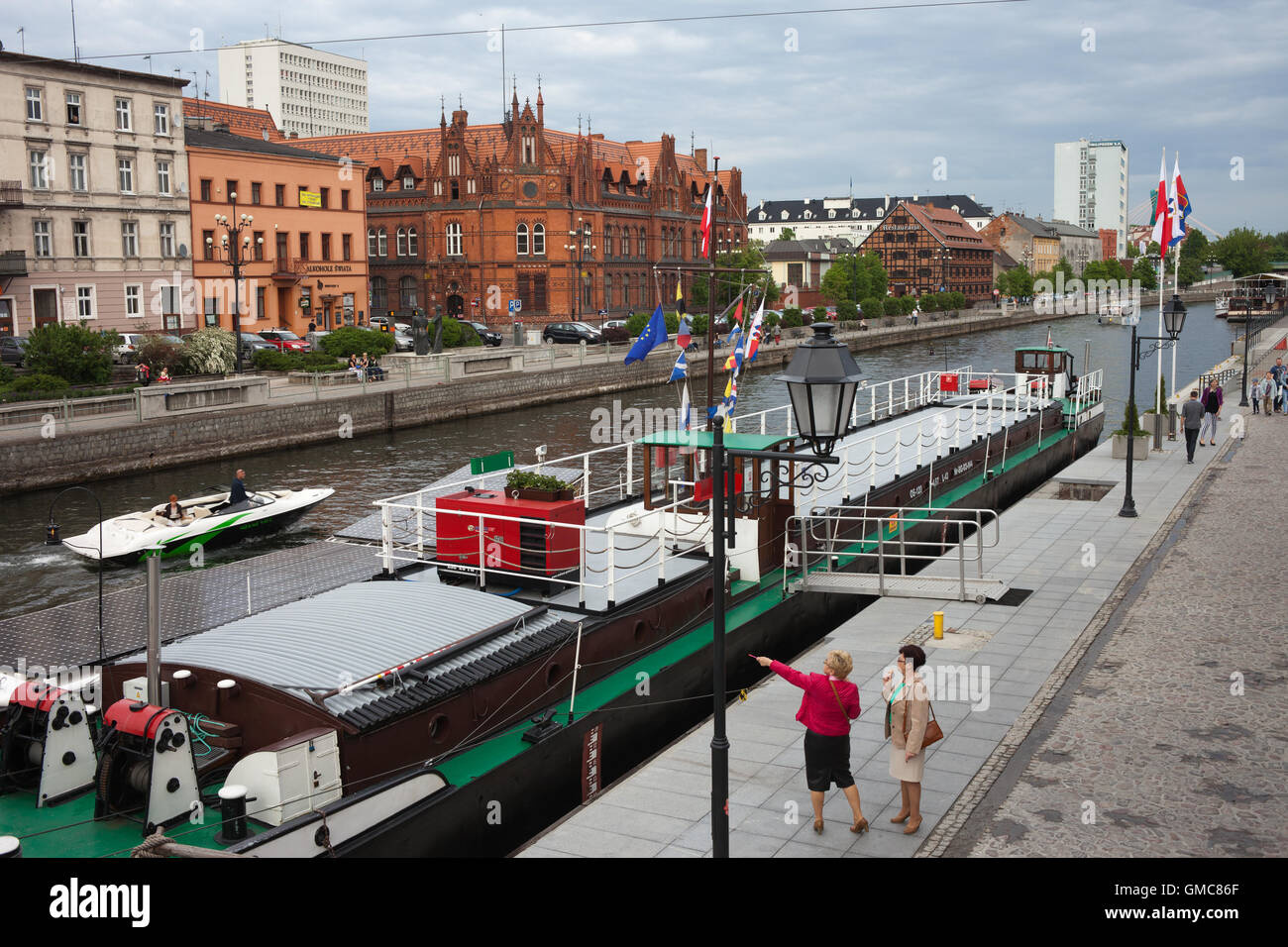 Ville de Bydgoszcz en Pologne, barge et édifices le long de la rivière Brda Banque D'Images