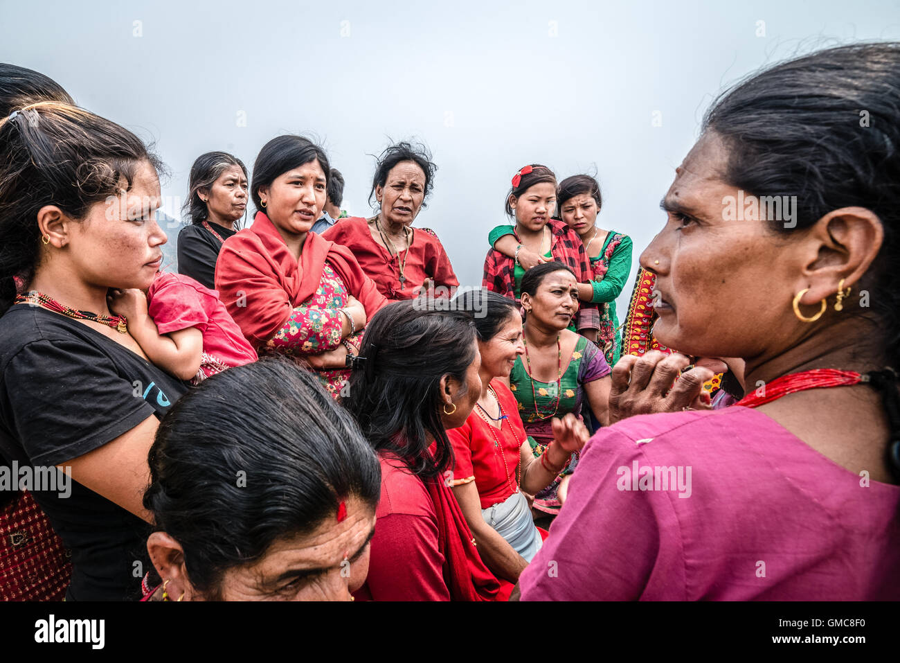 Les femmes participent à une réunion communautaire pour discuter, entre autres, de la gestion des ressources en eau dans le village de Chandani Mandan, à Kavrepalanchok, au Népal. Banque D'Images