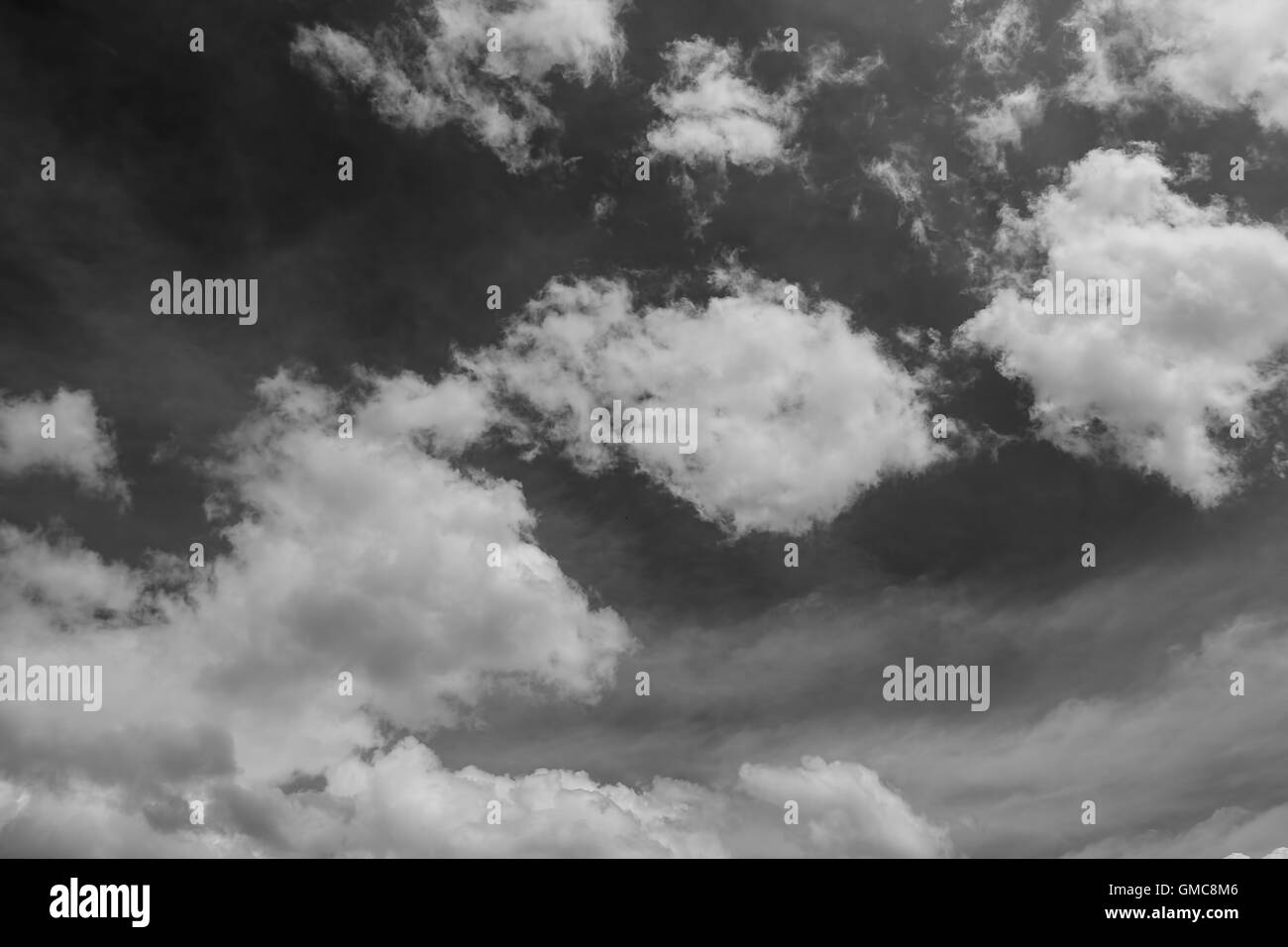 Nuages ciel variable, bleu, noir et blanc motif. Banque D'Images