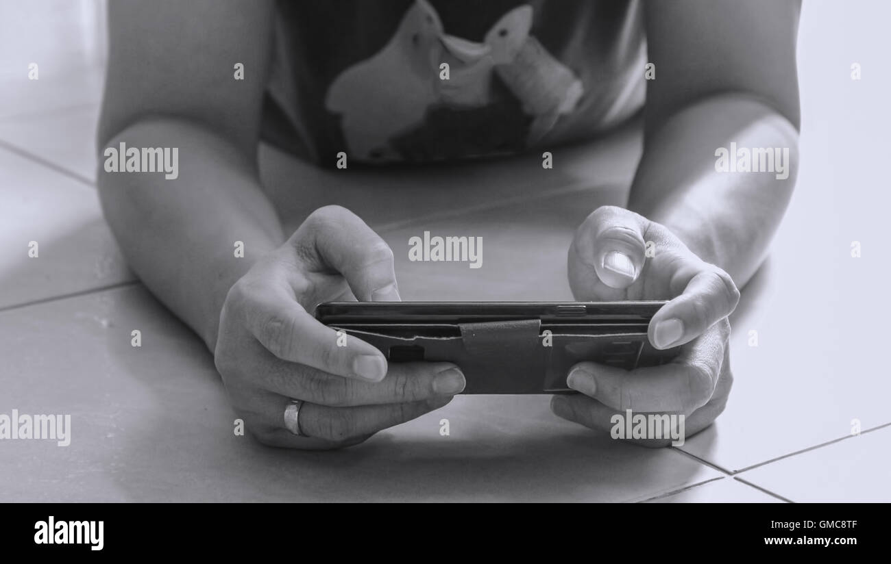 Les hommes jouent des téléphones intelligents l'accent sur les téléphones intelligents. Banque D'Images