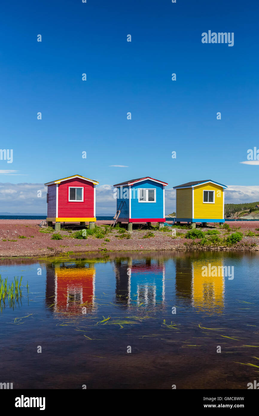 Étapes de pêche colorés avec des réflexions à Cavendish, Terre-Neuve et Labrador, Canada. Banque D'Images