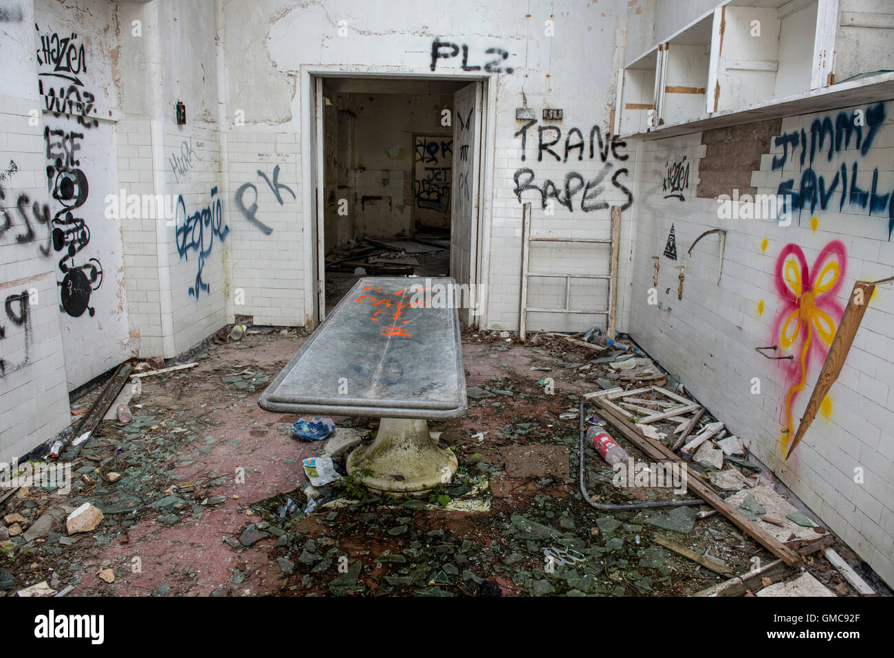 La morgue a subi le vandalisme dans l'asile de Denbigh, Denbigh, Denbighshire, Wales, UK Banque D'Images