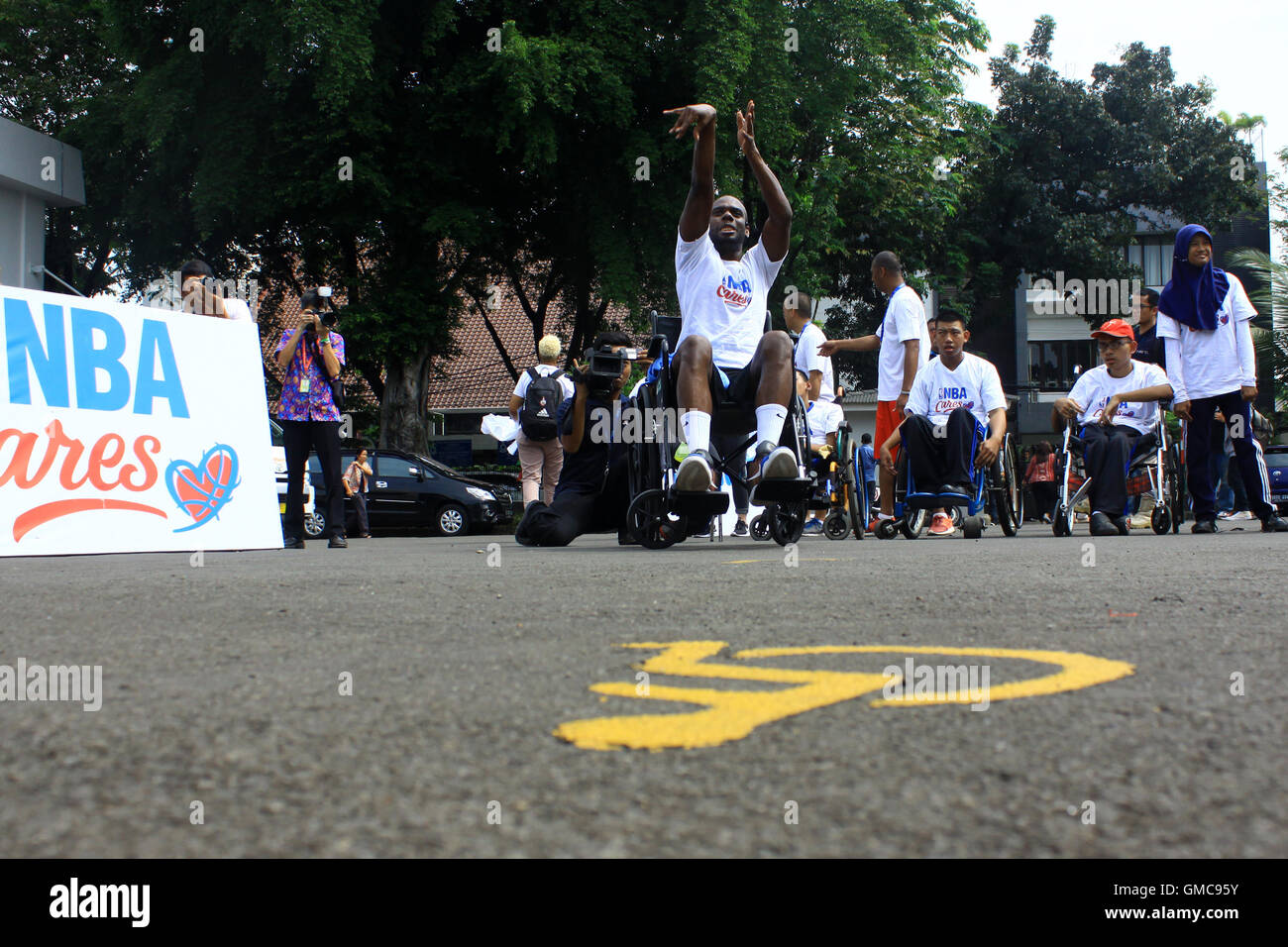 Le sud de Jakarta, Indonésie. Août 25, 2016. Manager des opérations Basket-ball NBA Asie, Christofer Sumner (Chris Sumner) donner une clinique d'entraînement de basket-ball pour désactiver pendant l'Jr. NBA Cares événement à l'extraordinaire développement de l'école les enfants handicapés Fondation (SLB) YPAC Jakarta. Credit : Tubagus Aditya Irawan/Pacific Press/Alamy Live News Banque D'Images