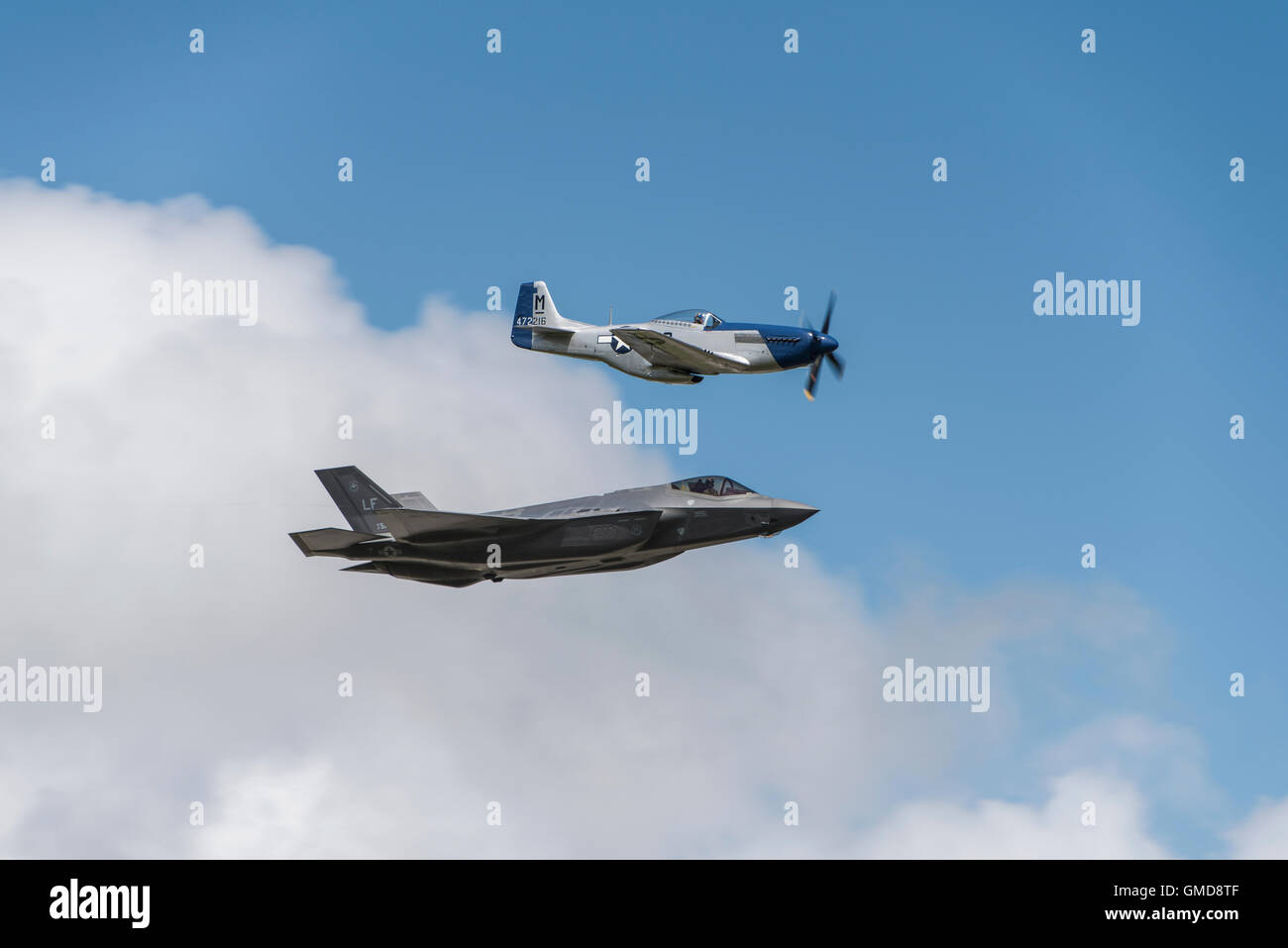 Une combinaison rare d'une guerre mondiale deux P51 Mustang avions volant en formation avec un Lockheed Martin F-35A Stealth Fighter Banque D'Images