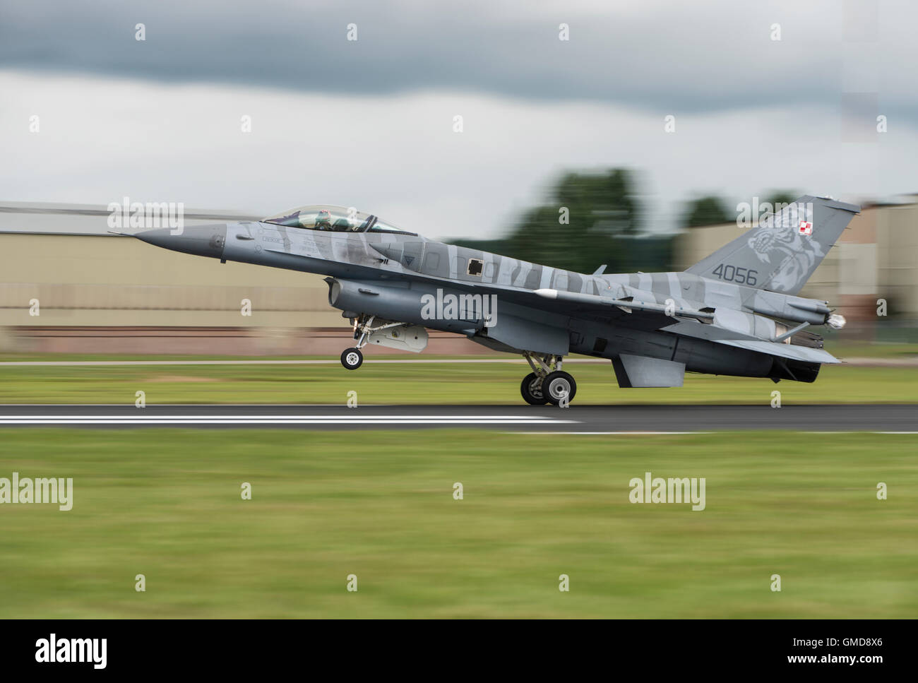 Dynamique générale Lockheed Martin F-16C Fighting Falcon Jet Fighter 4056 militaires de l'Armée de l'Air polonaise atterrit à l'RIAT Banque D'Images