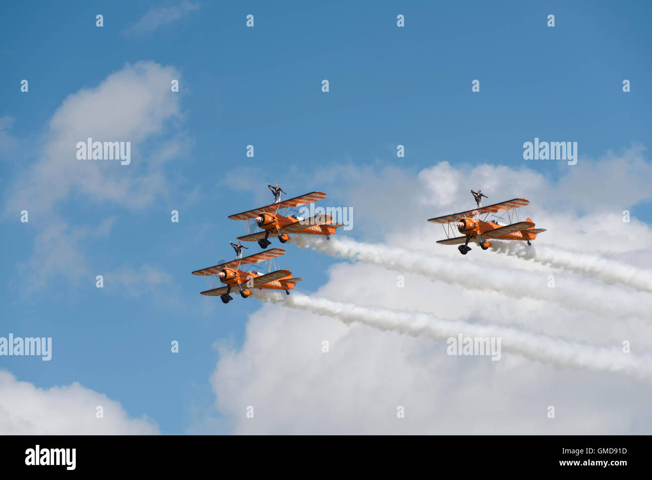 Les AeroSuperBatics team mis sur un affichage de wingwalkers dans leurs biplans Boeing Stearman au 2016 RIAT Banque D'Images