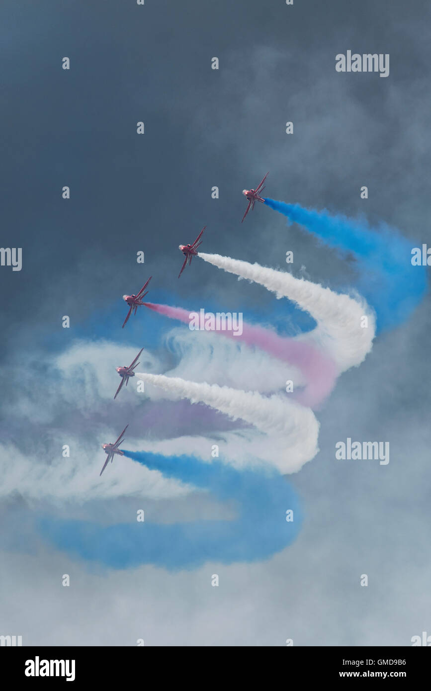 Les flèches rouges RAF aerobatic militaire avant l'équipe de démonstration de l'article appelé Enid remplit le ciel avec la fumée à l'RIAT 2016 Banque D'Images