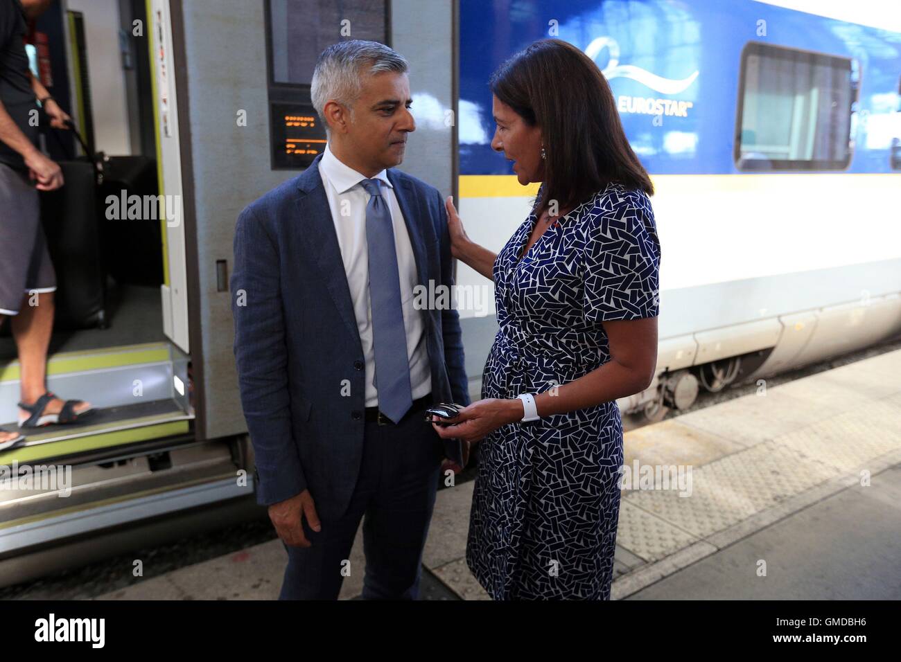Maire de Londres Sadiq Khan est accueilli par le maire de Paris Anne Hidalgo, à Gare du Nord à Paris, France. Banque D'Images