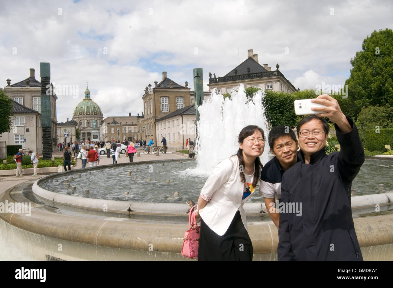 Les touristes chinois de prendre un en face de selfies bâtiment historique à Copenhague Danemark europe européen maison de vacances locations de v Banque D'Images