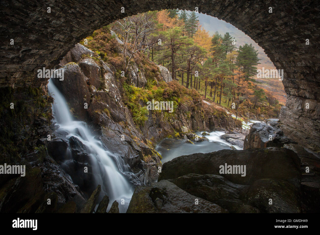 Cascade et décor de l'automne de sous le pont Banque D'Images