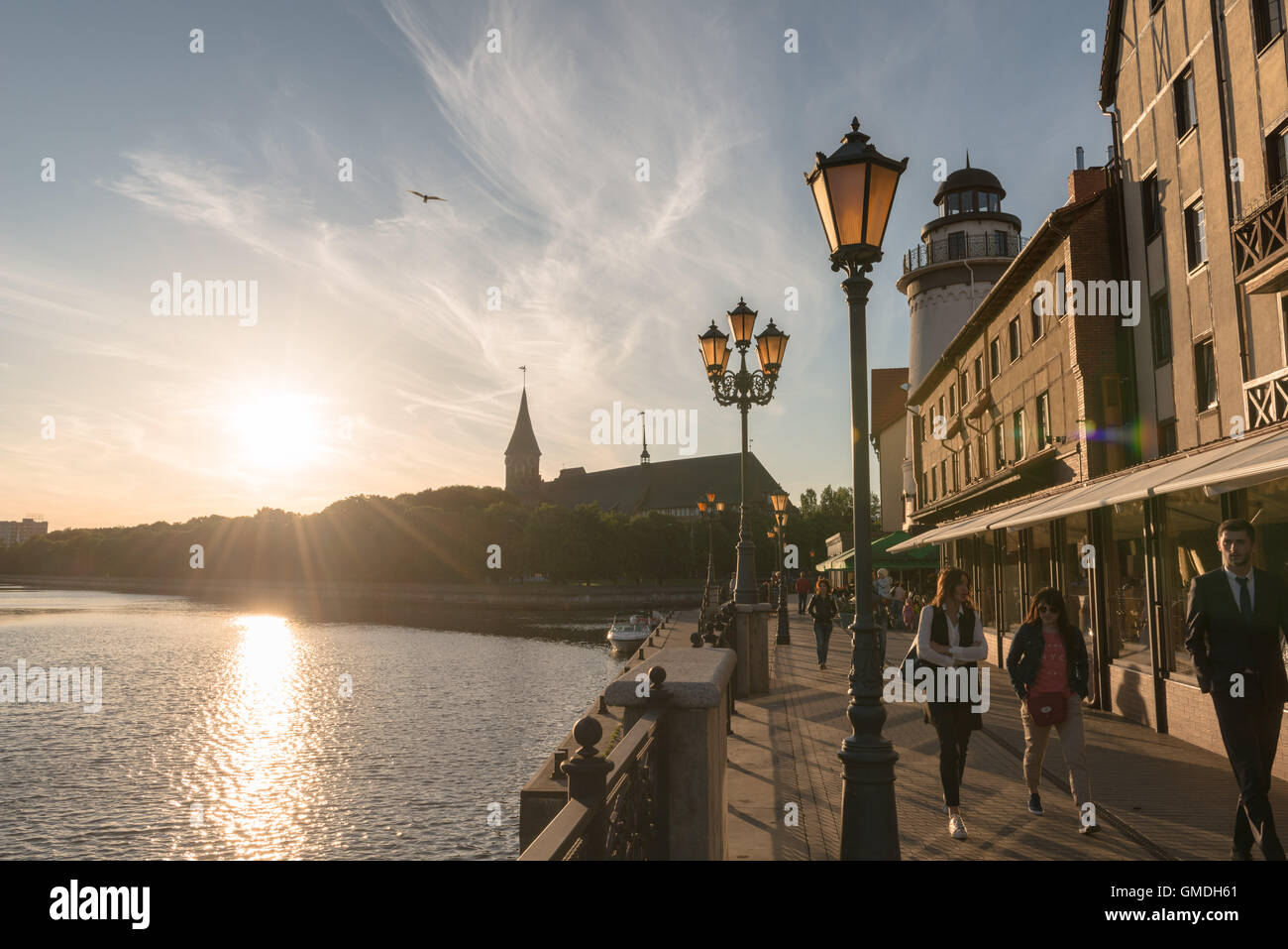 Et la promenade de la cathédrale reconstruite village de pêcheurs 'Fischdorf' sur la rivière Pregel, Kaliningrad, l'ancienne Koenigsberg, Russie Banque D'Images