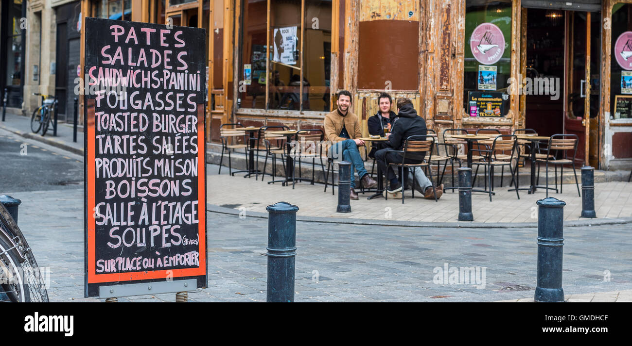 Les gens dans le bar terrasse café sur une place de Bordeaux. Aquitaine, France. Banque D'Images