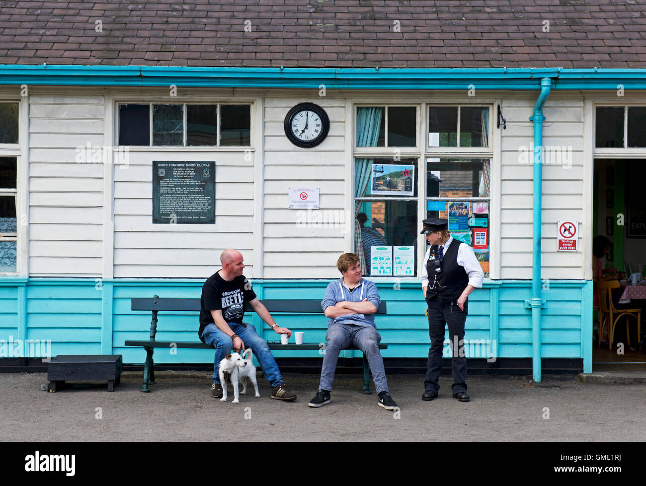Les visiteurs de détente à Grosmont, sur la North York Moors Railway, North Yorkshire, Angleterre Royaume-uni Banque D'Images
