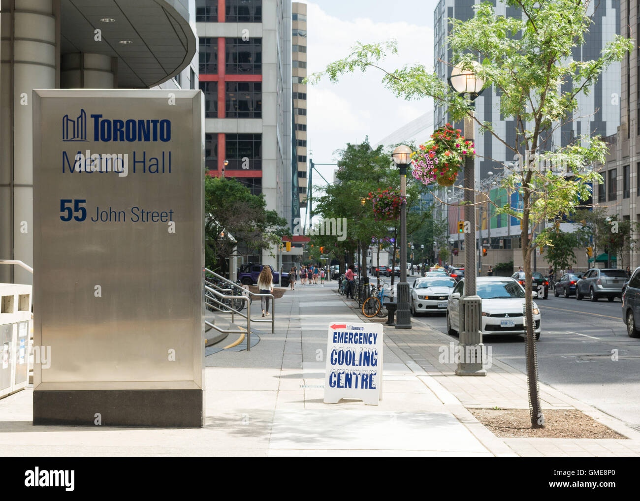 Centre de refroidissement d'urgence affiche à l'extérieur de Toronto Metro Hall, Toronto Banque D'Images