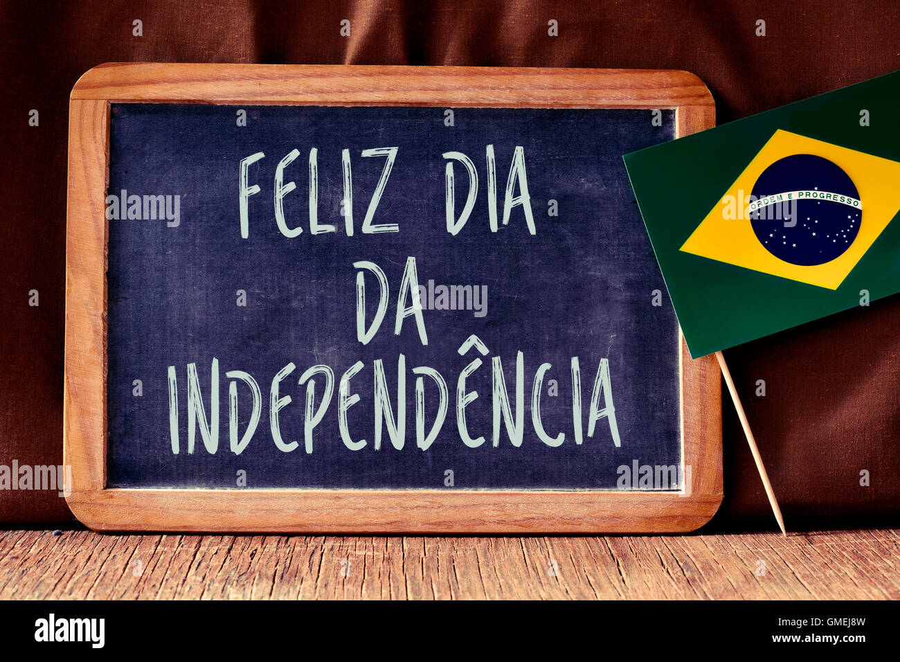 Le texte Feliz Dia da Independencia, joyeuse fête de l'indépendance en portugais dans un tableau, et un drapeau du Brésil, sur un ru Banque D'Images