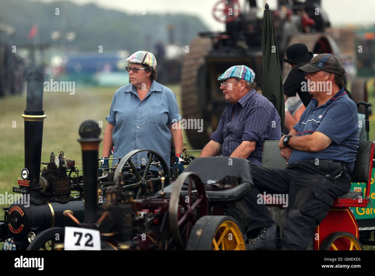 Les amateurs de vapeur attendre pour prendre de l'arène de colis lourds au cours de la Grande Vapeur 2016 Dorset juste à l'Tarrant Hinton showground, Dorset. Banque D'Images