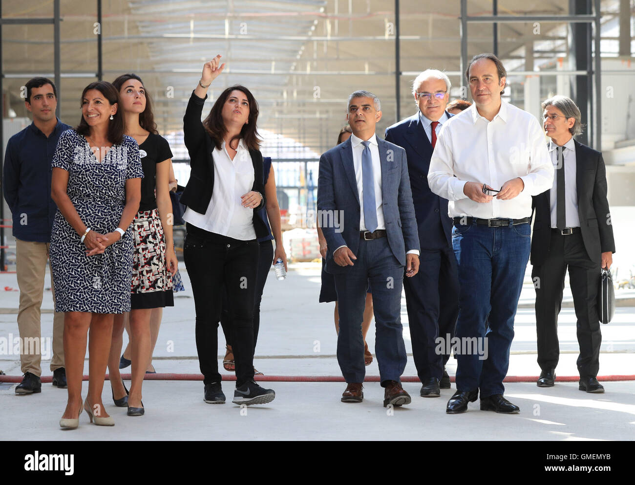 Maire de Londres Sadiq Khan (centre droite) apparaît autour de Station F, Paris, France, qui une fois rempli sera la plus grande pépinière d'entreprise de démarrage dans le monde. Banque D'Images