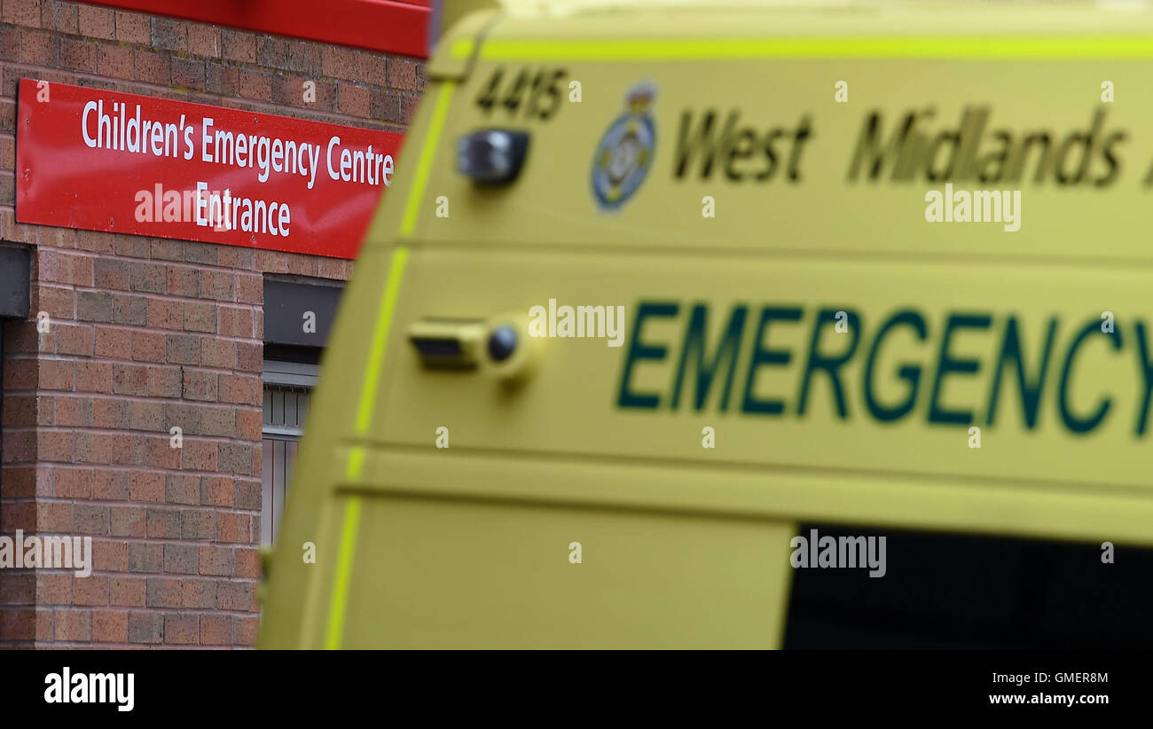 Une ambulance à l'extérieur du Centre d'urgence pour enfants de l'hôpital de Stafford, où les services A&E ont été suspendus pour les moins de 18 ans parce que les cliniciens supérieurs ont indiqué que le service n'est pas actuellement cliniquement sûr. Banque D'Images