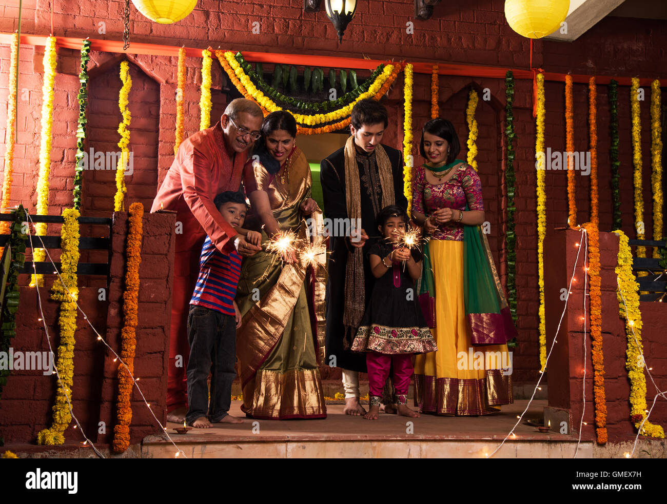 Famille indienne célébrant Diwali festival avec pétards Banque D'Images