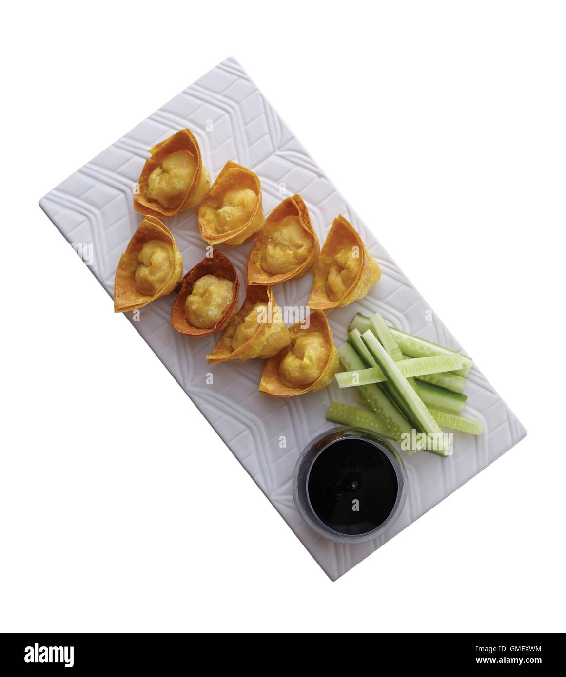 Pangsit Goreng (fried wonton) avec une sauce aigre-douce de l'Indonesian cuisine Chinoise chemin de détourage pour travailler. Banque D'Images