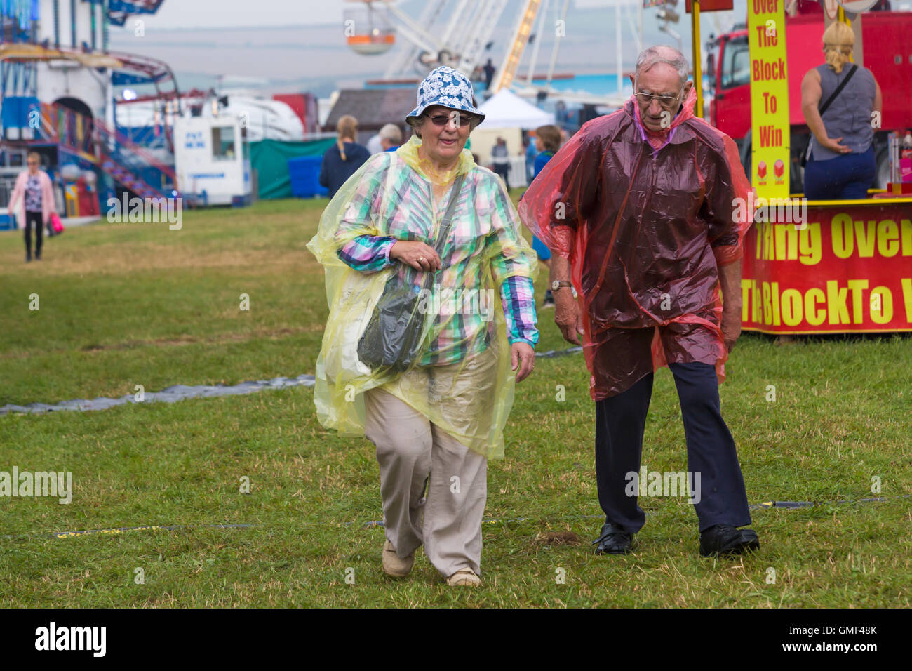 Tarrant Hinton, Blandford, Dorset, UK. 25 août, 2016. Les visiteurs affluent à Tarrant Hinton pour la première journée de la Grande Vapeur Dorset juste. L'événement se déroule jusqu'à lundi et devrait attirer 200 000 visiteurs avec les showground, couvrant plus de 600 acres. La pluie et les conditions météorologiques humides Crédit : Carolyn Jenkins/Alamy Live News Banque D'Images