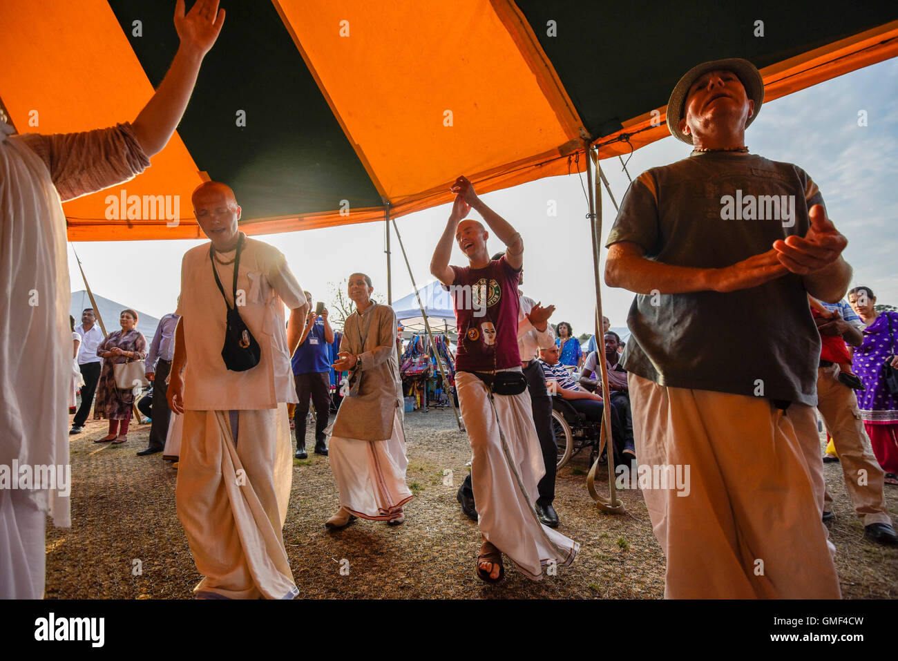 Londres, Royaume-Uni. 25 août 2016. Les amateurs de danse au plus grand festival de Janmashtami en dehors de l'Inde à la Bhaktivedanta Manor temple Hare Krishna à Watford, Hertfordshire. L'événement célèbre la naissance du Seigneur Krishna. Crédit : Stephen Chung / Alamy Live News Banque D'Images