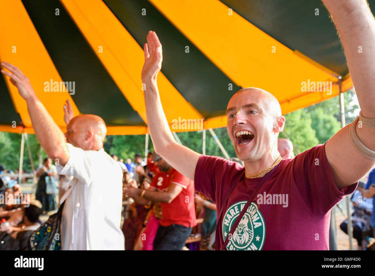 Londres, Royaume-Uni. 25 août 2016. Les amateurs de danse au plus grand festival de Janmashtami en dehors de l'Inde à la Bhaktivedanta Manor temple Hare Krishna à Watford, Hertfordshire. L'événement célèbre la naissance du Seigneur Krishna. Crédit : Stephen Chung / Alamy Live News Banque D'Images