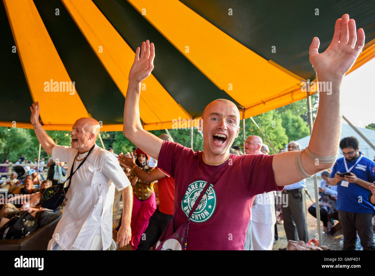 Londres, Royaume-Uni. 25 août 2016. Les amateurs de danse au plus grand festival de Janmashtami en dehors de l'Inde à la Bhaktivedanta Manor temple Hare Krishna à Watford, Hertfordshire. L'événement célèbre la naissance du Seigneur Krishna. Crédit : Stephen Chung / Alamy Live News Banque D'Images