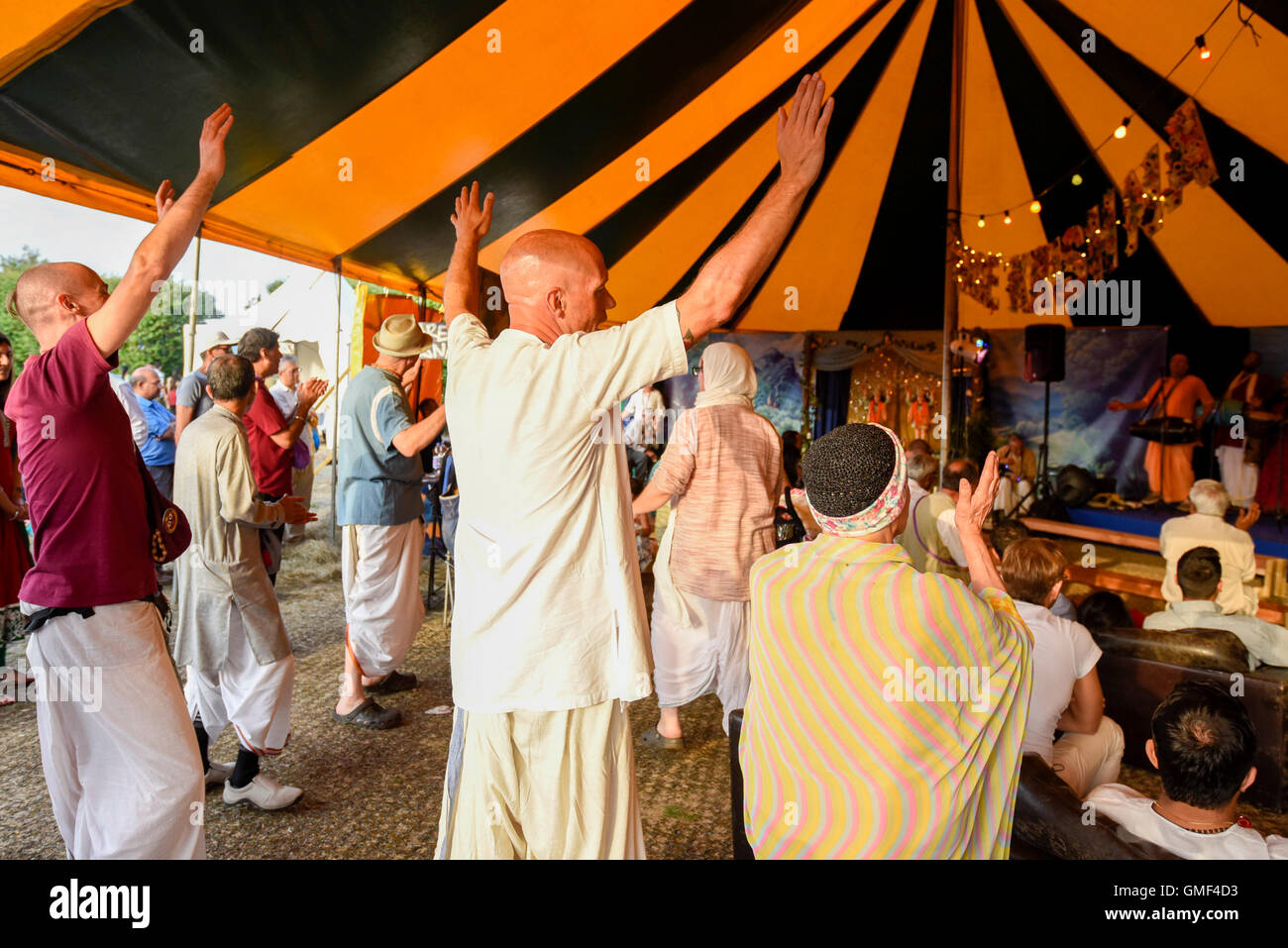 Londres, Royaume-Uni. 25 août 2016. Les amateurs de danse au plus grand festival de Janmashtami en dehors de l'Inde à la Bhaktivedanta Manor temple Hare Krishna à Watford, Hertfordshire. L'événement célèbre la naissance du Seigneur Krishna. Crédit : Stephen Chung / Alamy Live News Banque D'Images