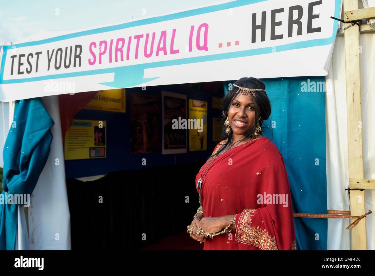 Londres, Royaume-Uni. 25 août 2016. Un dévot au plus grand festival de Janmashtami en dehors de l'Inde à la Bhaktivedanta Manor temple Hare Krishna à Watford, Hertfordshire. L'événement célèbre la naissance du Seigneur Krishna. Crédit : Stephen Chung / Alamy Live News Banque D'Images