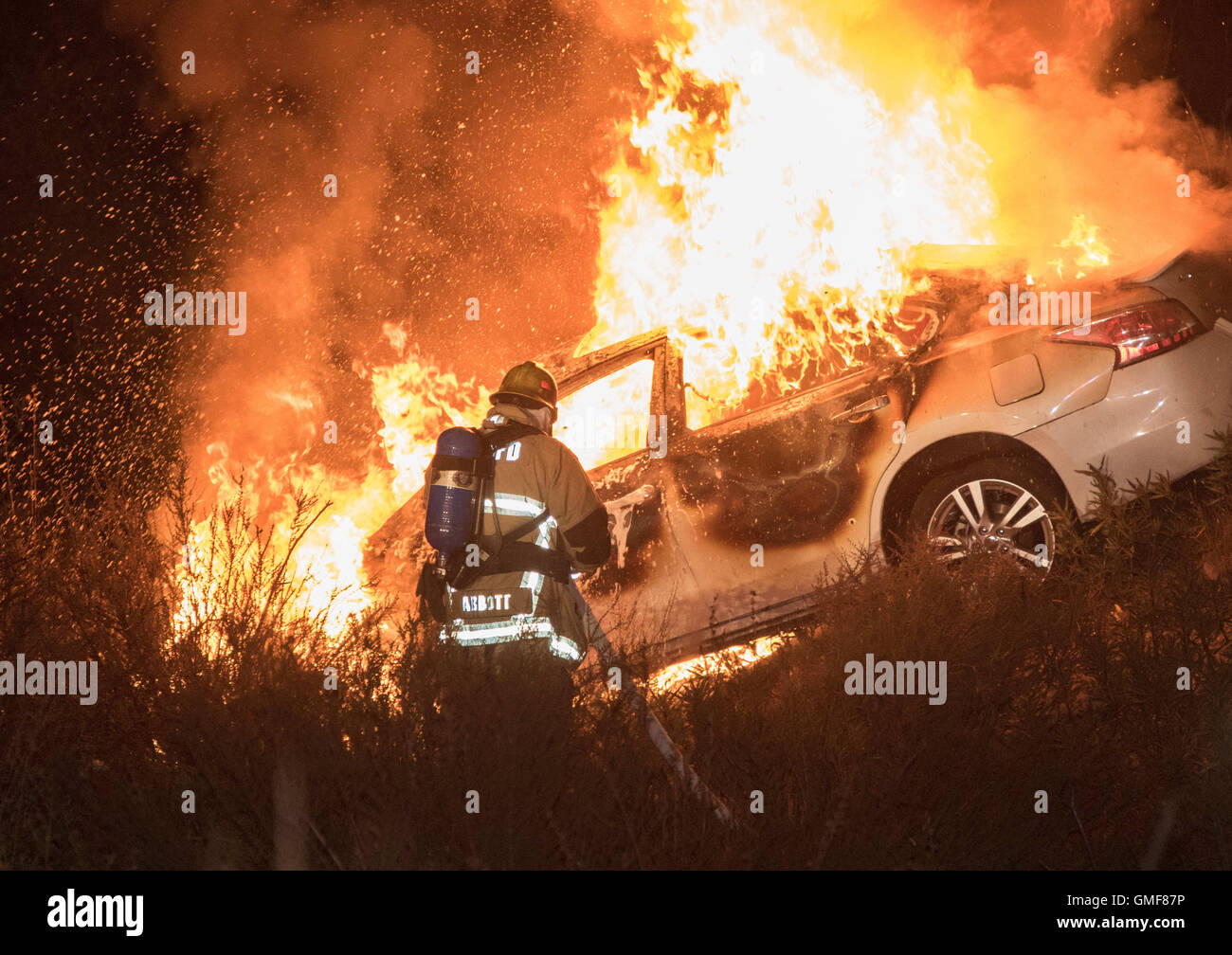 Huntington Beach, Californie, USA. Août 26, 2016. Un suspect qui a tiré sur un agent de police à Huntington Beach morts lors d'une poursuite après avoir perdu le contrôle de son véhicule sur l'autoroute 15 en direction nord à Cleghorn route autour de 1 h 30 Vendredi matin 26 août 2016 dans le comté de San Bernardino. Crédit : Kevin Avertir/ZUMA/Alamy Fil Live News Banque D'Images