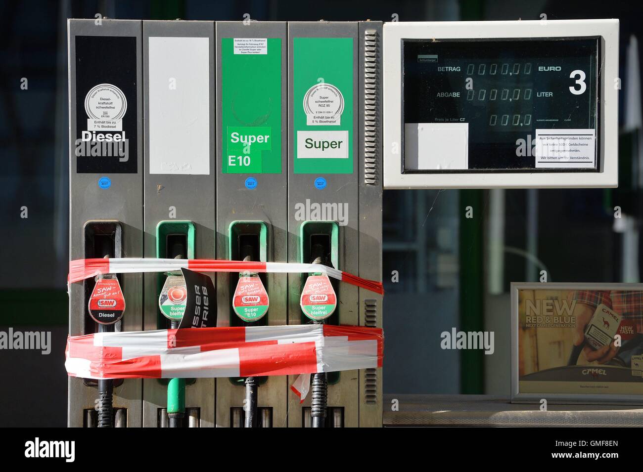 Osterode, Allemagne. Août 26, 2016. Une station d'essence fermée, l'Allemagne, ville d'Osterode, 26. Août 2016. Photo : Frank May | utilisée dans le monde entier/dpa/Alamy Live News Banque D'Images