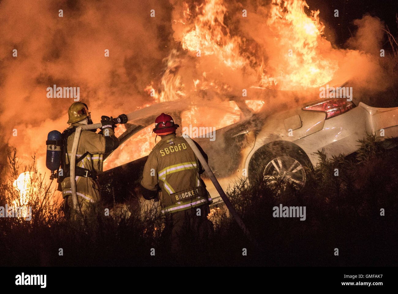 Le Comté de San Bernardino, Californie, USA. Août 26, 2016. Un suspect qui a tiré sur un agent de police plage Huntington lors d'une poursuite est mort après avoir perdu le contrôle de son véhicule en direction nord sur l'Interstate 15 freeway à Cleghorn Road autour de 1 h 30 vendredi matin. © Kevin Avertir/ZUMA/Alamy Fil Live News Banque D'Images
