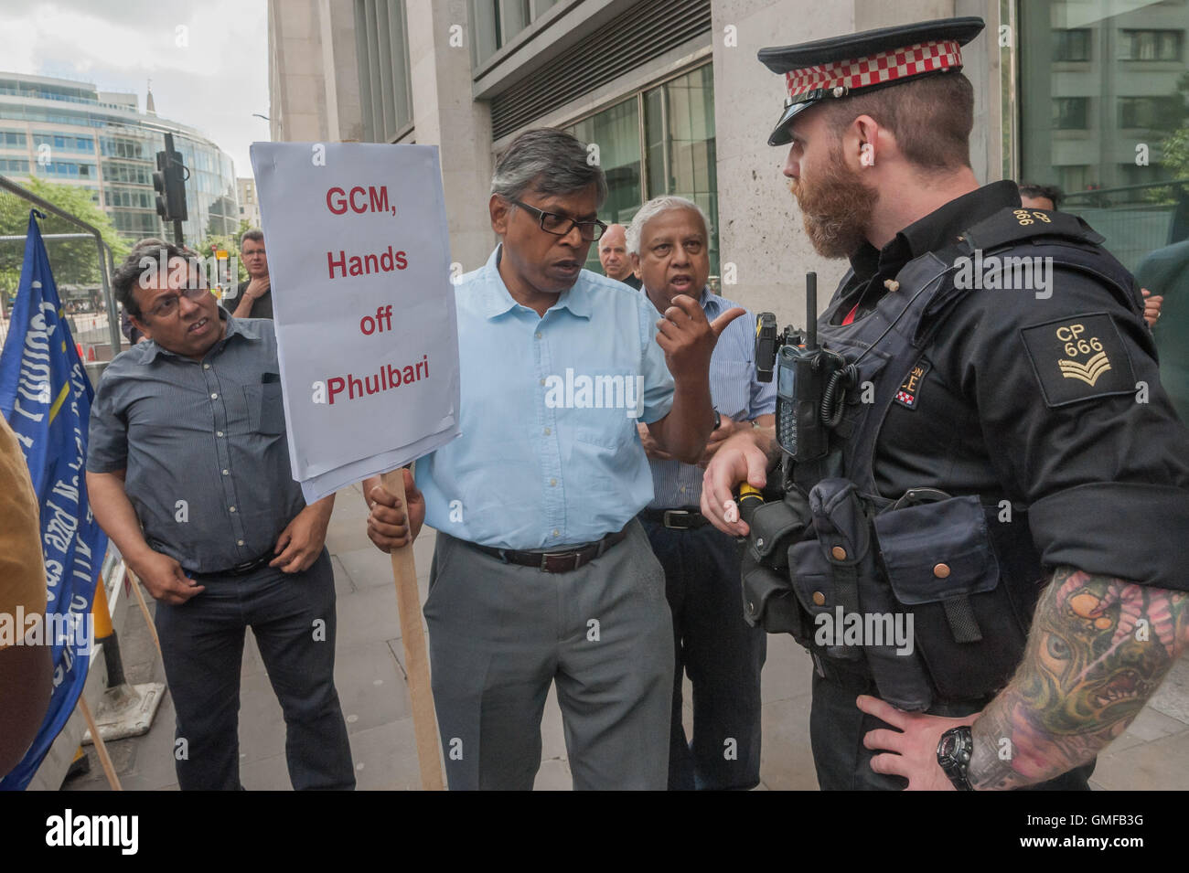 Londres, Royaume-Uni. 26 août 2016. Entretiens avec des manifestants à l'extérieur de la police Bourse au vigile appelant à mettre fin aux projets d'exploitations minières à ciel ouvert à Phulbari au Bangladesh en compagnie britannique, la gestion des ressources de charbon mondiale et pour l'entreprise d'être rayé de la liste de l'Alternative Investment Market. Manifestations au Bangladesh ont empêché l'exploitation minière pour 10 ans, et l'événement a également été un vigile pour les trois villageois tués et deux cents blessés lors d'une protestation de masse en 2006. Crédit : Peter Marshall/Alamy Live News Banque D'Images