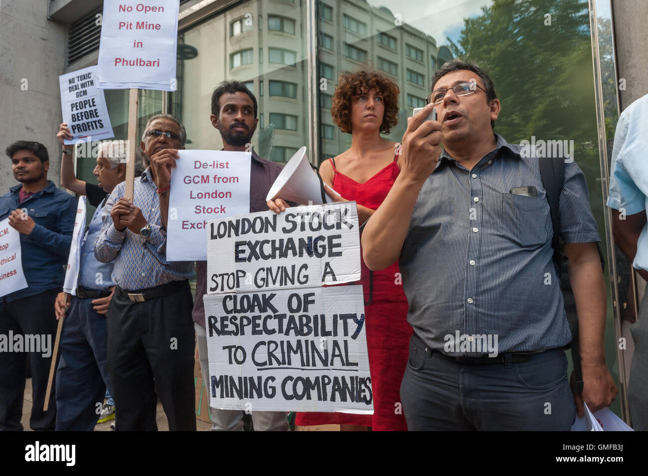 Londres, Royaume-Uni. 26 août 2016. Une manifestation devant la Bourse appelé à mettre un terme aux projets d'exploitations minières à ciel ouvert à Phulbari au Bangladesh en compagnie britannique, la gestion des ressources de charbon mondiale et pour l'entreprise d'être rayé de la liste de l'Alternative Investment Market. Manifestations au Bangladesh ont empêché l'exploitation minière pour 10 ans, et l'événement a également été un vigile pour les trois villageois tués et deux cents blessés lors d'une protestation de masse en 2006. Crédit : Peter Marshall/Alamy Live News Banque D'Images